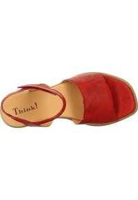 Rote Leder Sandale mit einem Knöchelriemen, offenes Zehendesign und einer strukturierten Oberfläche im Obermaterial. Die Innensohle trägt das "Think!" Branding.