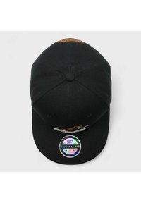 Mustassa lippiksessä on tasainen lippa, ja etupuolella on brodeerattuja yksityiskohtia sekä holografinen tagi alareunassa.