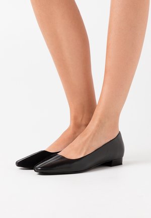 Zwarte leren ballerina's met een puntige neus, strak ontwerp en een klein hakje. Het bovenwerk heeft een gladde afwerking en een minimalistische uitstraling.