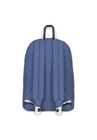 Zadní pohled na modrý látkový batoh s polstrovanými popruhy, horním držadlem a bílými a černými akcenty, a hladkým povrchem.