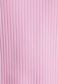Tissu rose doux avec une texture à nervures verticales étroites parcourant uniformément la surface.