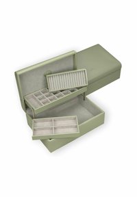 Boîte à bijoux en simili cuir vert clair, avec un extérieur lisse. Elle comporte des compartiments et des plateaux amovibles avec un intérieur en doux gris.