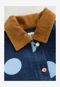 Nevybrané, blue spot