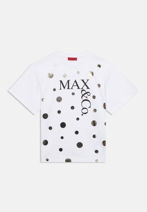 Camiseta blanca de manga corta con lunares negros y dorados metálicos y el logo "MAX & Co." impreso en el frente.