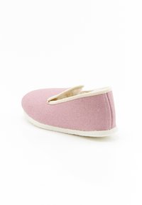 Pantofola rosa chiaro con tomaia in tessuto, fodera morbida e suola in gomma bianca. Presenta un design a taglio basso e senza hardware o motivi prominenti.