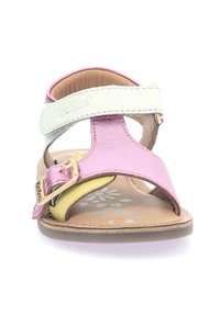 Sandalias de cuero metálico rosa y amarillo con una correa blanca, hebilla lateral y plantilla con patrón floral. Suela plana y diseño de punta abierta.