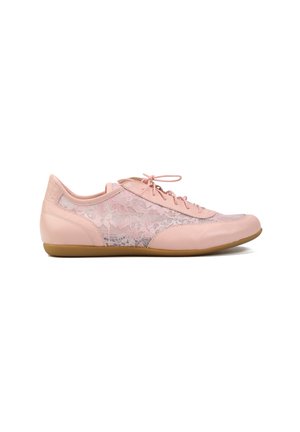 Jasnoróżowy damski sneaker z koronkowymi panelami, skórzanym obszyciem, sznurowanym przodem i jasnobrązową gumową podeszwą, widoczny od zewnętrznej strony.