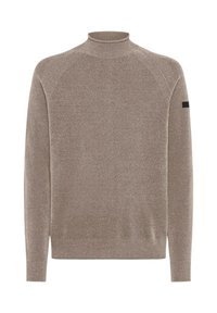 Maglione a maniche lunghe beige-marrone lavorato a maglia con collo alto, polsini e orlo a costine, che mostra una piccola toppa nera sulla manica sinistra.