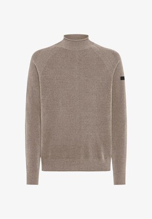 Maglione a maniche lunghe beige-marrone lavorato a maglia con collo alto, polsini e orlo a costine, che mostra una piccola toppa nera sulla manica sinistra.