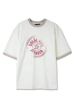 T-shirt bianca in cotone con vestibilità oversize, colletto rotondo color crema e stampa grafica circolare rosa con la scritta "DOLCE VITA PEGADOR."