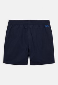 Pantaloni da nuoto blu navy con cinturino elastico e un piccolo logo blu. Realizzati in tessuto leggero con una superficie liscia.