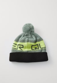 Un bonnet tricoté vert et jaune avec un revers noir ; comporte un pompon sur le dessus et une inscription audacieuse et stylisée au milieu.