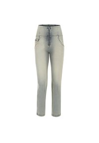 Jeans in denim grigio chiaro con vita alta, chiusura zip e design a cinque tasche. Presentano una finitura sbiadita e dettagli di cucitura sottili.