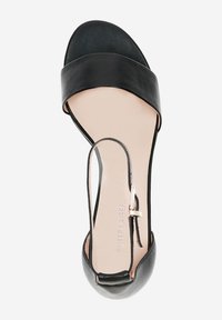 Zwarte leren sandalen met hak, voorzien van een brede teband en een smalle enkelband, met een gesp-sluiting en een ronde hak. Glad oppervlak.