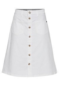 Jupe blanche évasée avec boutons sur le devant, deux poches avant, passants pour ceinture et un bas légèrement évasé, réalisée dans un tissu similaire au denim.