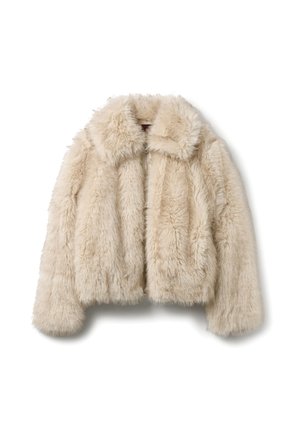 Chaqueta corta de piel sintética en beige claro con una textura suave y esponjosa, que incluye un cuello y un cierre de cremallera en la parte frontal.