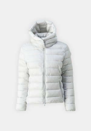 Lys grå dunjakke med høy krage, horisontalt kviltet design, frontglidelås og sidelommer. Mykt, skinnende materiale med en glatt tekstur.