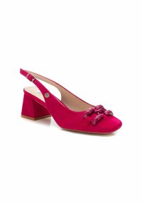 Zapato de ante rosa tipo slingback con tacón medio bloque, que presenta dos lazos decorativos en la punta y una correa con hebilla. Acabado interior suave.