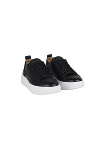 Coppia di sneakers nere in pelle, modello low-top, con suole bianche spesse e lacci neri, caratterizzate da logo dorato sui lati e sulla linguetta.