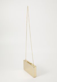 Gull metallisk clutch-veske i rektangulær form, med en teksturert overflate, låsestengt lukking og en avtagbar kjede-reim.