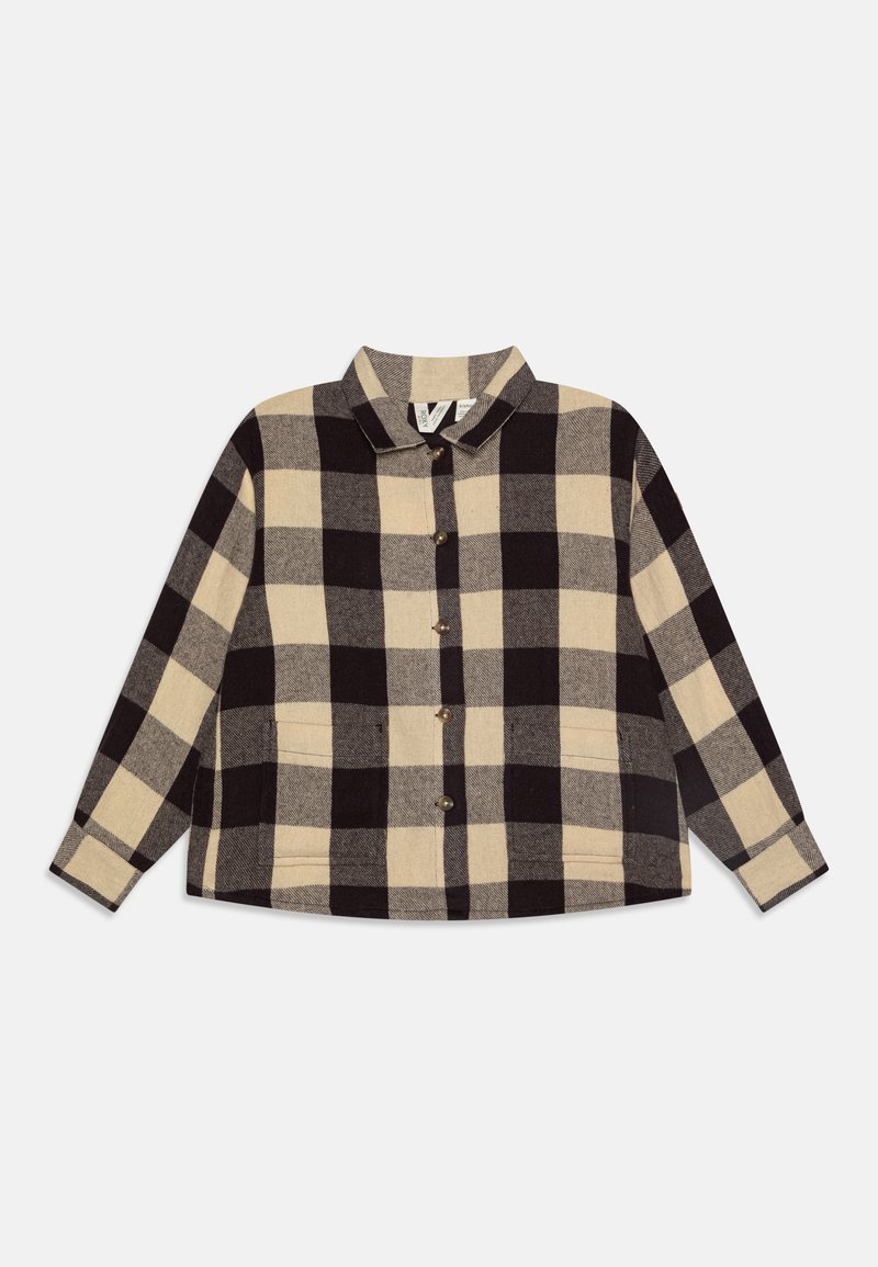 Chaqueta de camisa de cuadros en negro y beige, con mangas largas, cuello con solapa, dos bolsillos delanteros y cierres de botones de madera. Textura de tela suave.