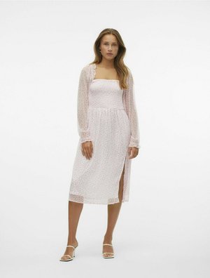 Vestido midi de estampado floral en rosa claro, con fruncido en el corpiño, mangas largas de gasa y una abertura lateral. Tejido elegante con una textura delicada.