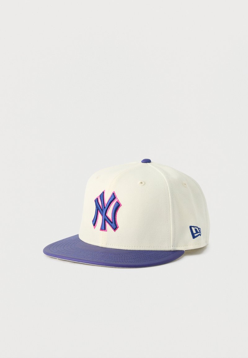 Λευκό καπέλο μπέιζμπολ με μωβ γείσο, μωβ κουμπί στην κορυφή και μπλε λογότυπο NY με ροζ περίγραμμα στο μπροστινό πάνελ.
