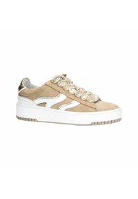 Baskets en suède beige avec des accents en cuir blanc, semelle épaisse blanche et lacets tressés uniques. Présente des détails perforés sur les côtés.