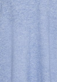 Ljust blått tyg med en mjuk, något texturerad yta, som visar en enhetlig färg utan mönster eller ytterligare accenter.