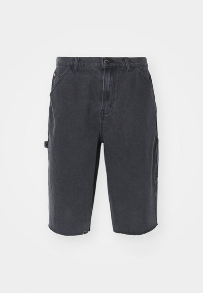 Donkerdenim cargoshorts met een rechte snit, voorzien van zijzakken, zichtbare steken en een ruwe zoom. Duurzame, lichtgewicht stof.