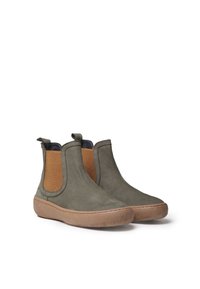 Bottines Chelsea en daim vert avec des panneaux latéraux élastiques beige et des semelles en caoutchouc. Dotées de languettes de tirage et d'une semelle avec un motif texturé.