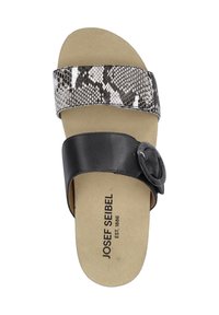 Zwarte leren sandaal met een brede bovenband in slangenprint, gespsluiting en een gevoerde tan voetbed. Gestructureerd oppervlak met een gladde afwerking.