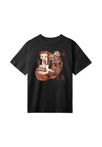Camiseta de algodón negra con un gráfico de un personaje con cabello rojo sentado sobre un dragón, con patrones detallados en tonos de rojo y blanco.