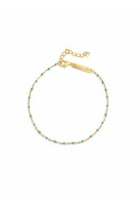 Pulsera de oro con una delicada cadena adornada con pequeñas cuentas de turquesa intercaladas, terminada con un cierre y una etiqueta grabada.