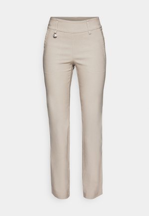 Bež hlače s krojem, narejene iz gladkega materiala, z ravnimi nogavicami, sprednjimi žepi in dekorativnim srebrnim gumbom na pasu.