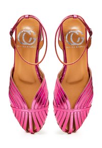 Sandales à talons hauts fuchsia avec un design à lanières, finition brillante, bout ouvert et semelle intérieure de marque.