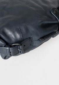 Aunts & Uncles MRS TEA CAKE - Umhängetasche - midnight blue