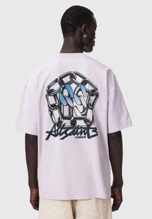 Mann trägt hellrosa übergroßes T-Shirt mit großer Kettenglied-Grafik und blauen abstrakten Formen über dem Schriftzug „AllSaints London“ auf dem Rücken.