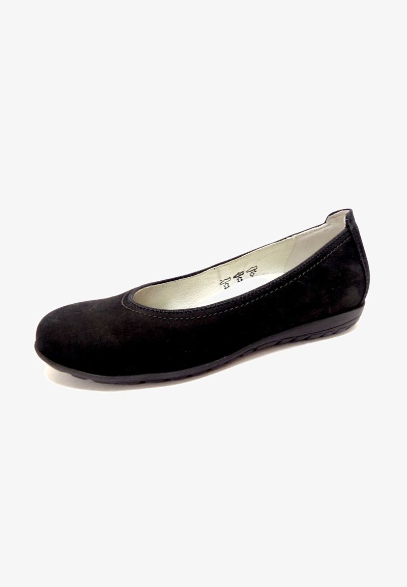 Ballerine en daim noir avec un bout rond, un léger talon et une surface lisse et texturée. Présente un accent cousu autour de l'ouverture.