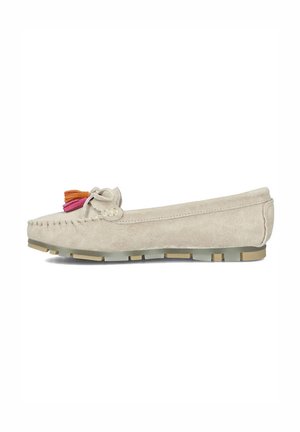 Beige suède moccasin met een platte zool, voorzien van een decoratieve strik en kleurrijke kwastjes in roze en oranje aan de voorkant.