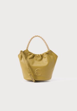 Sac seau en cuir vert olive avec un haut froncé, une anse chaîne dorée et une sangle réglable. Présente un logo embossé sur le devant.