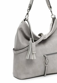 Sac en cuir gris avec une forme décontractée, doté d'une poche zippée, de détails en frange et d'une bandoulière amovible avec quincaillerie en métal.