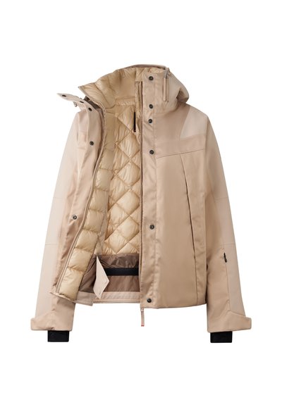 Beige geïsoleerd jack met een doorgestikte binnenkant, voorzien van een hoge kraag, ritssluiting aan de voorkant en drukknopen. Heeft zwarte accenten op de mouwen.