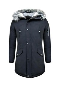 Zwarte parka-jas met capuchon gevoerd met nepbont, ritsvak aan de zijkant, borstzakken en sluiting met drukknoopjes. Gladde textuur en halflange snit.