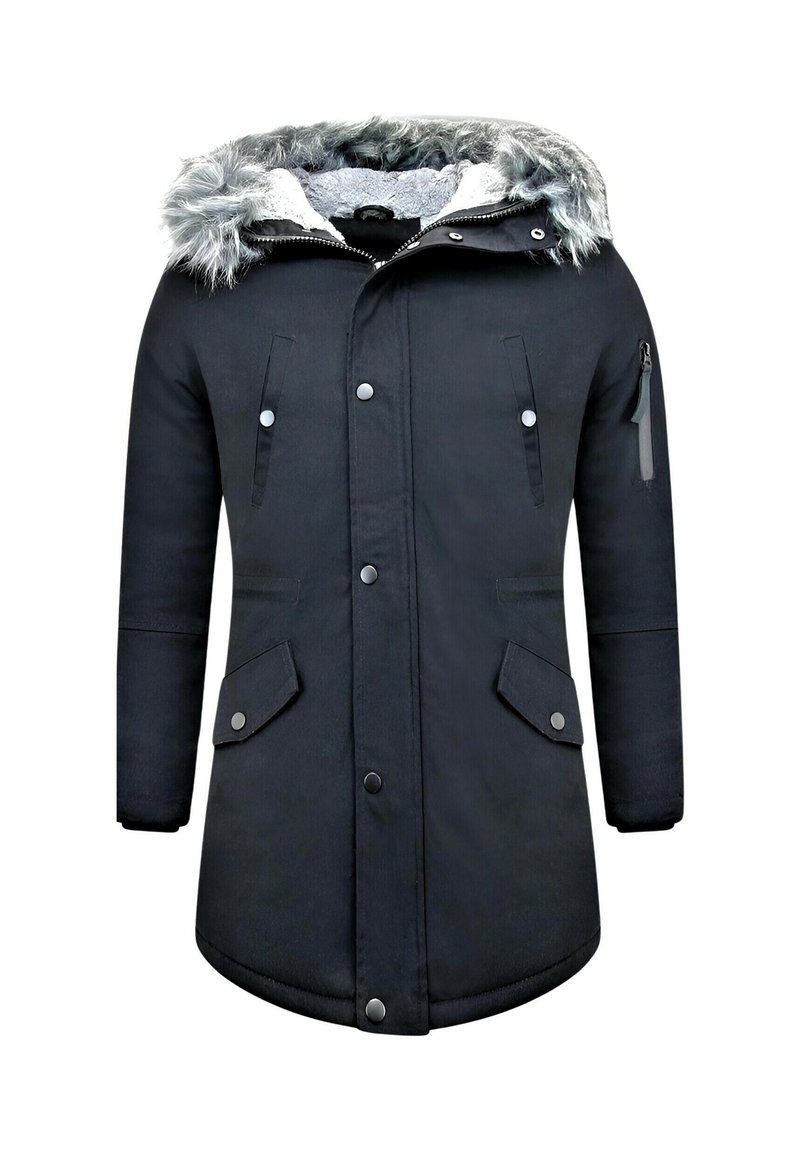 Zwarte parka-jas met capuchon gevoerd met nepbont, ritsvak aan de zijkant, borstzakken en sluiting met drukknoopjes. Gladde textuur en halflange snit.