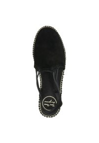 Espadrillas in suede nero con punta rotonda, cinghie elastiche e suola in juta intrecciata con cuciture bianche lungo il bordo.