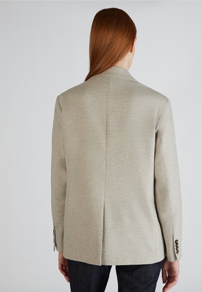 Blazer grigio chiaro con una sottile trama a spina di pesce, apertura singola sul retro e bottoni marroni sui polsini. Vestibilità su misura.