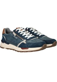 Zapatillas de ante azul marino con cordones blancos, puntera perforada, detalles grises y tacón marrón. Presentan un detalle de cremallera plateada en el costado.
