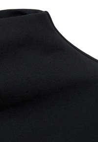 Černý vysoký svetr vyrobený z hladkého, elastického materiálu. Má přiléhavý střih bez viditelných vzorů nebo kovových doplňků.