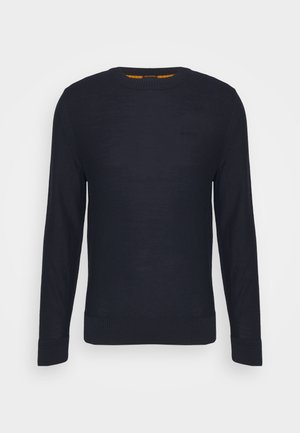 Tamno plavi pleteni pulover s okruglim izrezom, dugim rukavima, rebrastim manžetama i rubom, s suptilnim detaljem logotipa na prednjoj strani.